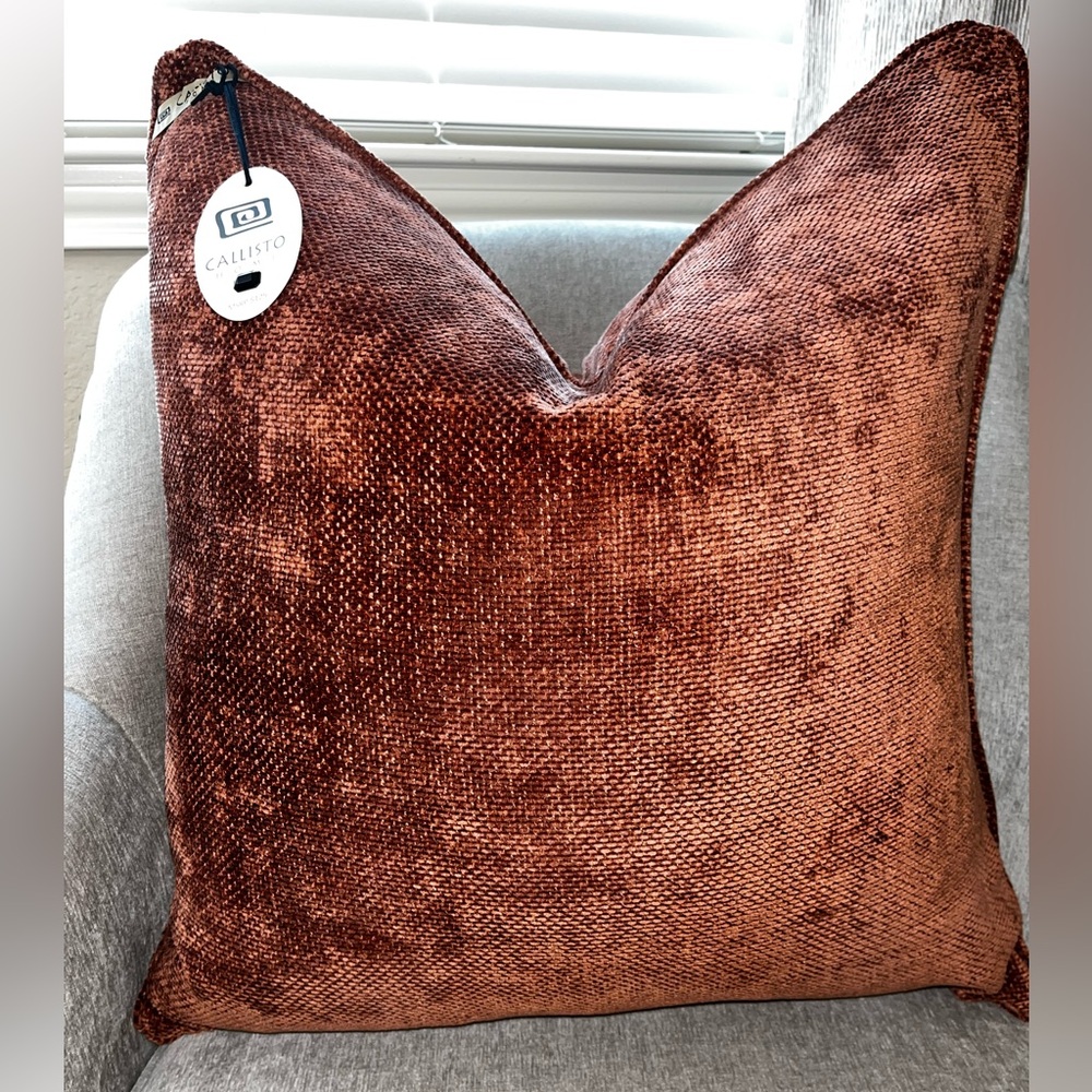 1-NWT CALLISTO HOME VELVET TEXTURE  DESIGN DECORATIVE THROW PILLOW